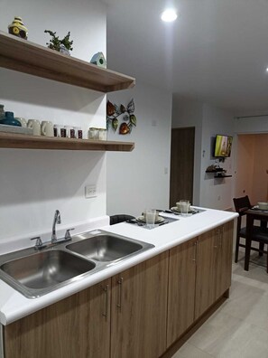 Microondas, cafetera y tetera, licuadora y utensilios de cocina 