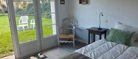 1 bedroom, bed sheets