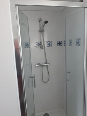 Douche, sĂšche-cheveux, serviettes fournies, savon