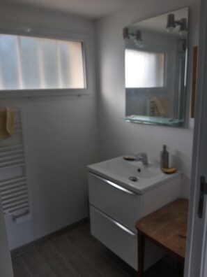 Douche, sĂšche-cheveux, serviettes fournies, savon