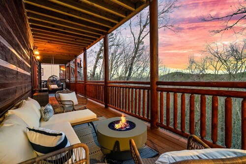 Sleeps 24~Large Heated Indoor Pool~Putt-Putt~Game Room