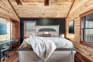 8 slaapkamers, een bureau, een strijkplank/strijkijzer, reisbedje