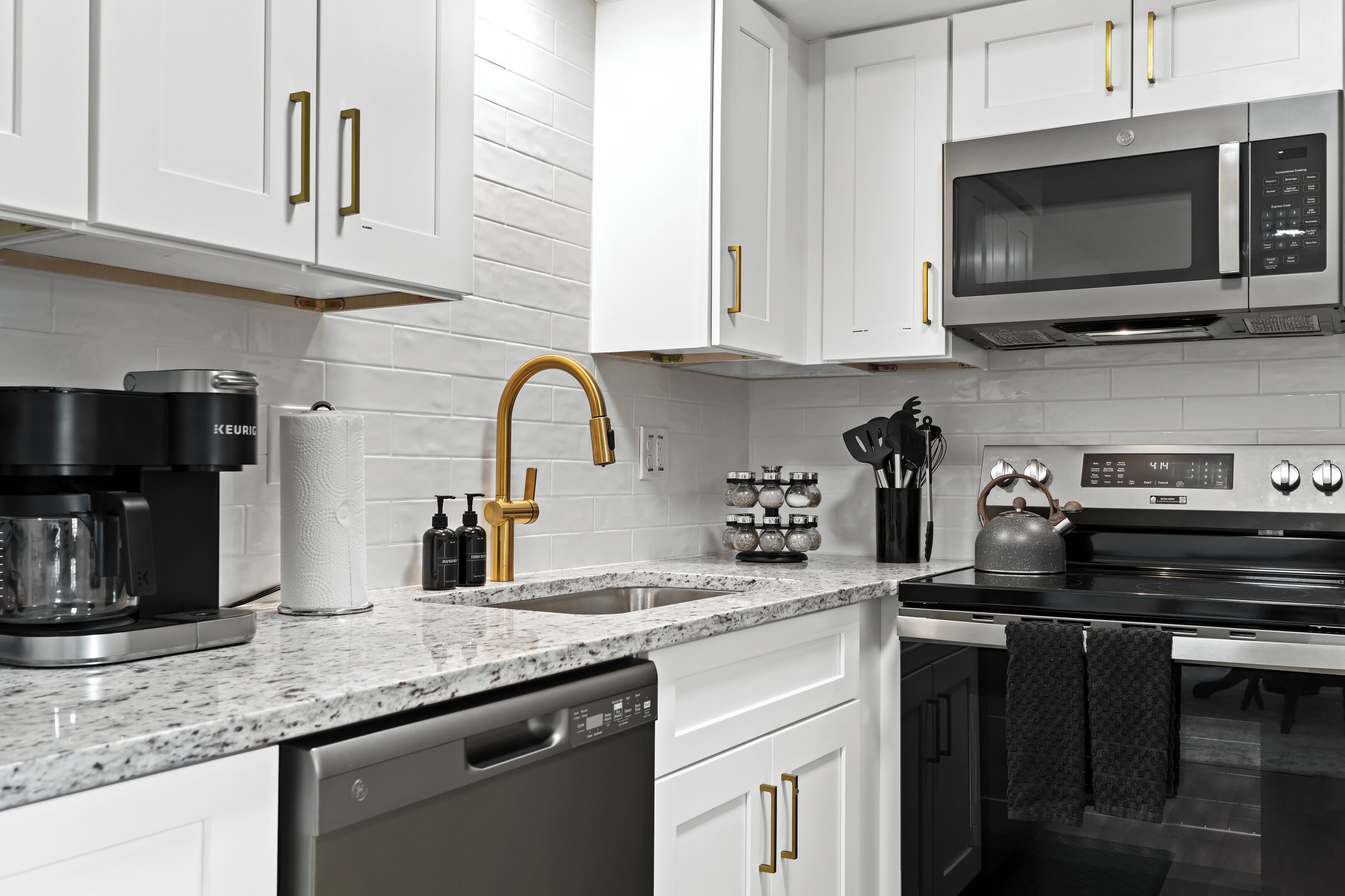 Kjøleskap, mikrobølgeovn, ovn og kokeplater