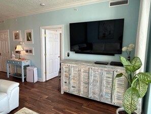 Leilighet, flere senger (Ocean Reef 1203) | Oppholdsområde | TV