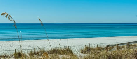 Apartamento, varias camas (Ocean Reef 1203) | Playa | Ubicación a pie de playa