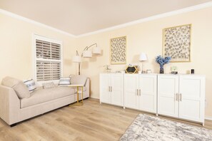 TV connectée, cheminée, écrans d'ordinateur, imprimantes