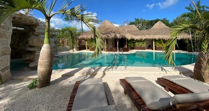 KasaUhMay-Tulum
Welcome to our luxurious gateway home nestled in Jungle. Tulum