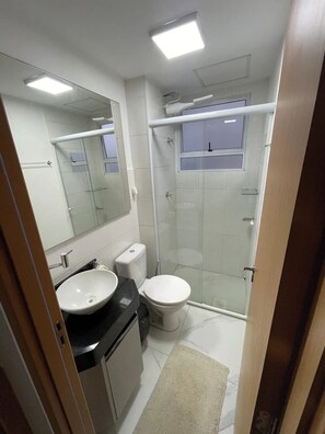 Shower, toilet paper - Apartamento Completo em Botucatu (Botucatu)