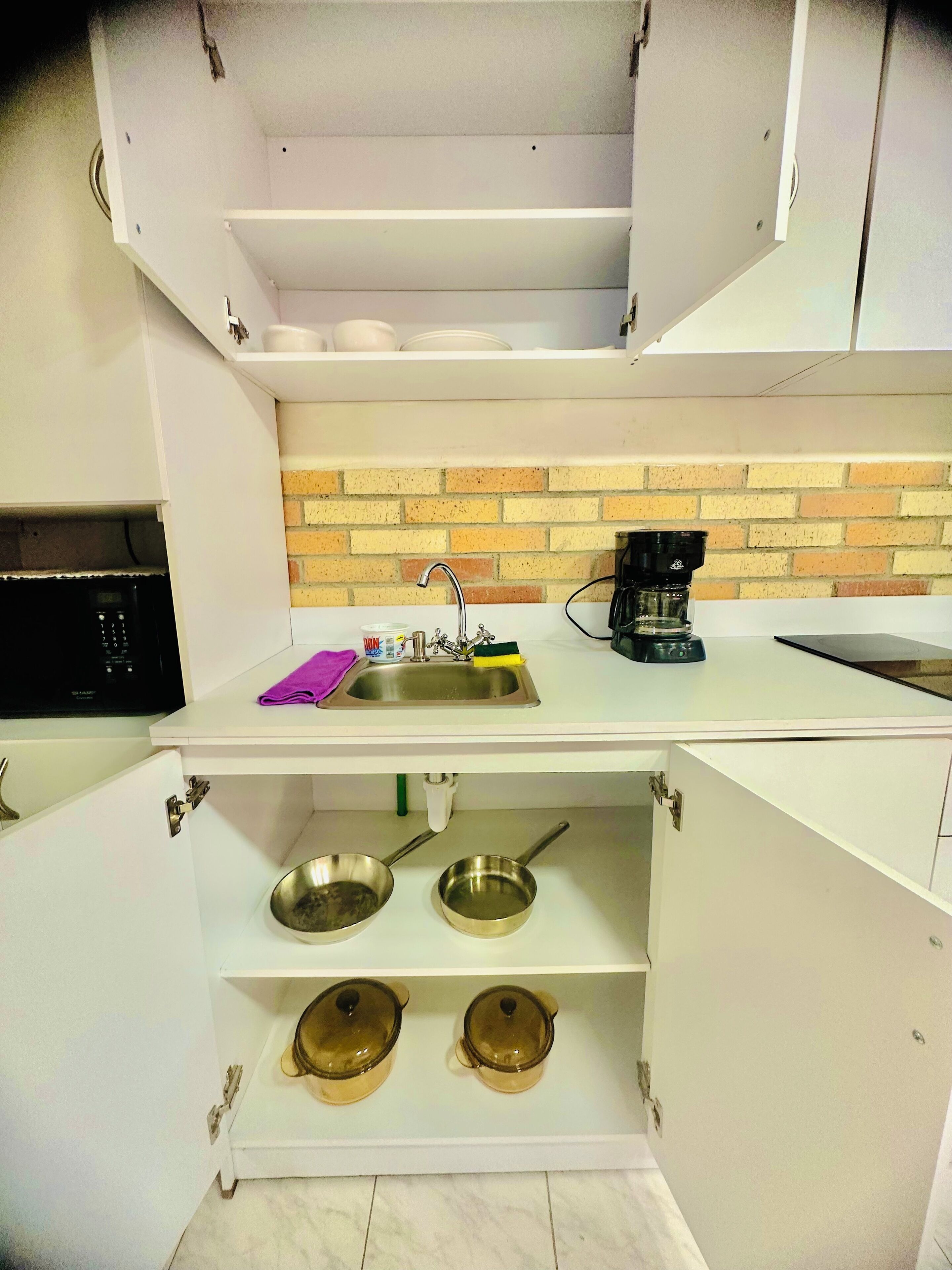 Refrigerador, microondas, parrilla de estufa y cafetera y tetera 