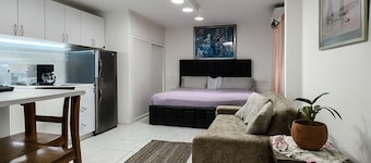 Cozy Fully Equipped Studio with King Bed and Independent Entrance