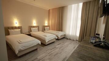 标准三人房, 城市景观 | 高档床上用品、记忆海绵床垫、免费 WiFi、床单