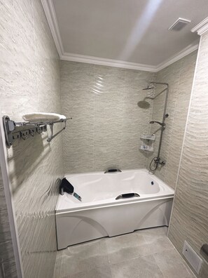 Chambre luxueuse double | Salle de bain | Douche, séchoir à cheveux, pantoufles