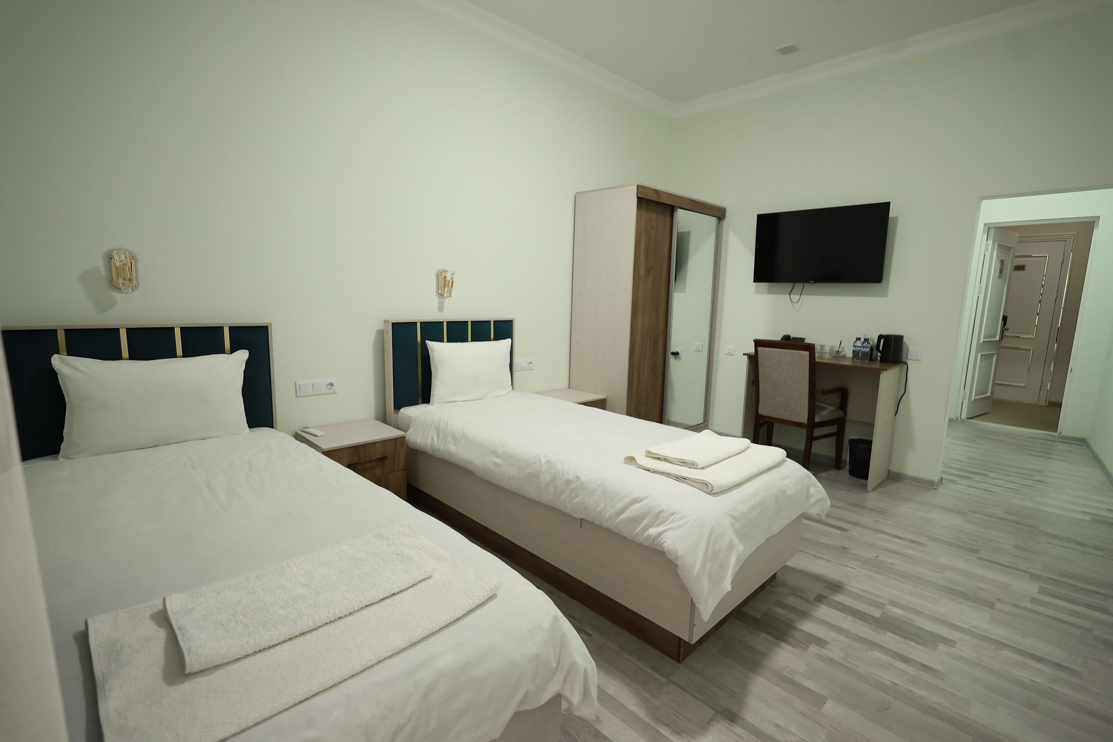Habitación económica con 2 camas individuales | Baño | Regadera, secadora de cabello, pantuflas, piso con calefacción 