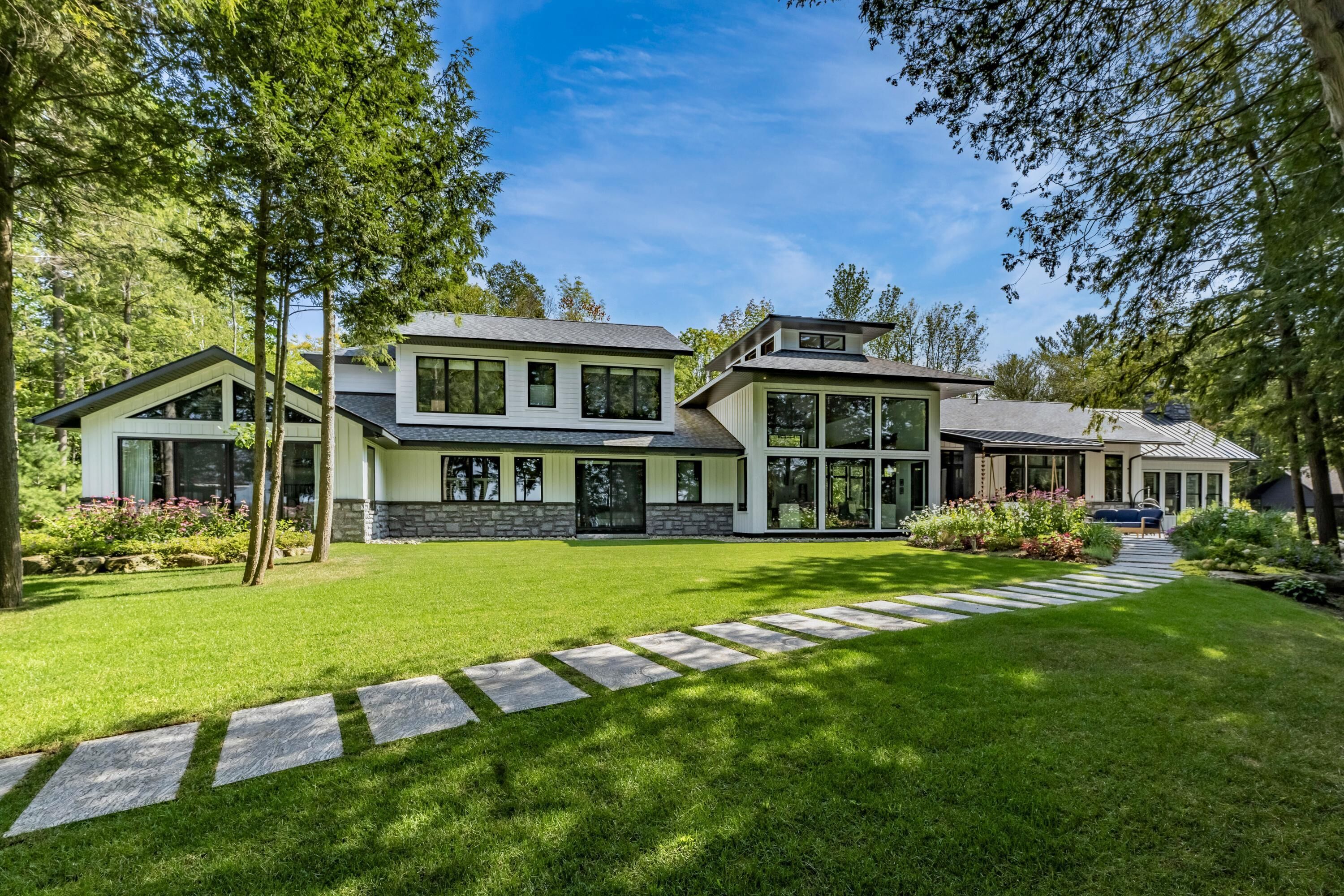 Her Majesty - Lake Side