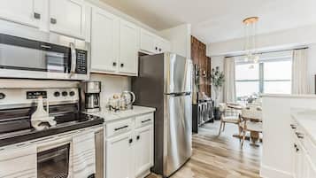 Refrigerador, microondas, horno, placa de cocina