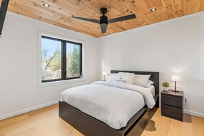 3 bedrooms, desk, WiFi, bed sheets