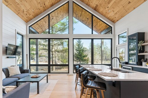 Play, dine and relax amongst the beauty of Georgian Bay and The Bruce Trail.