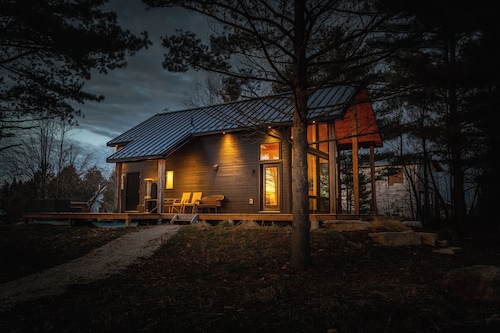 Play, dine and relax amongst the beauty of Georgian Bay and The Bruce Trail.