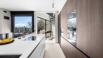 Een koelkast, een magnetron, een oven, een vaatwasser