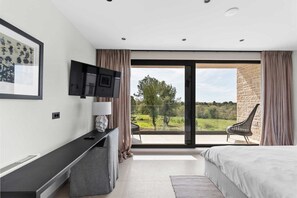 4 habitaciones, tabla de planchar con plancha y cuna de viaje 