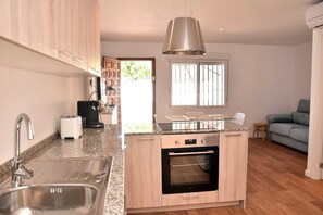 Geladeira, micro-ondas, fogão, cooktop