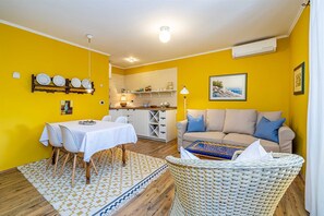 TV - Holiday house NATURA with pool (Dobrinj)