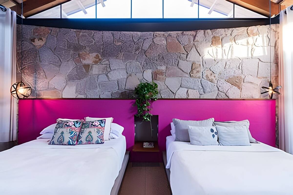 Vila exclusiva | Roupas de cama premium, edredons de pluma, Wi-Fi de cortesia