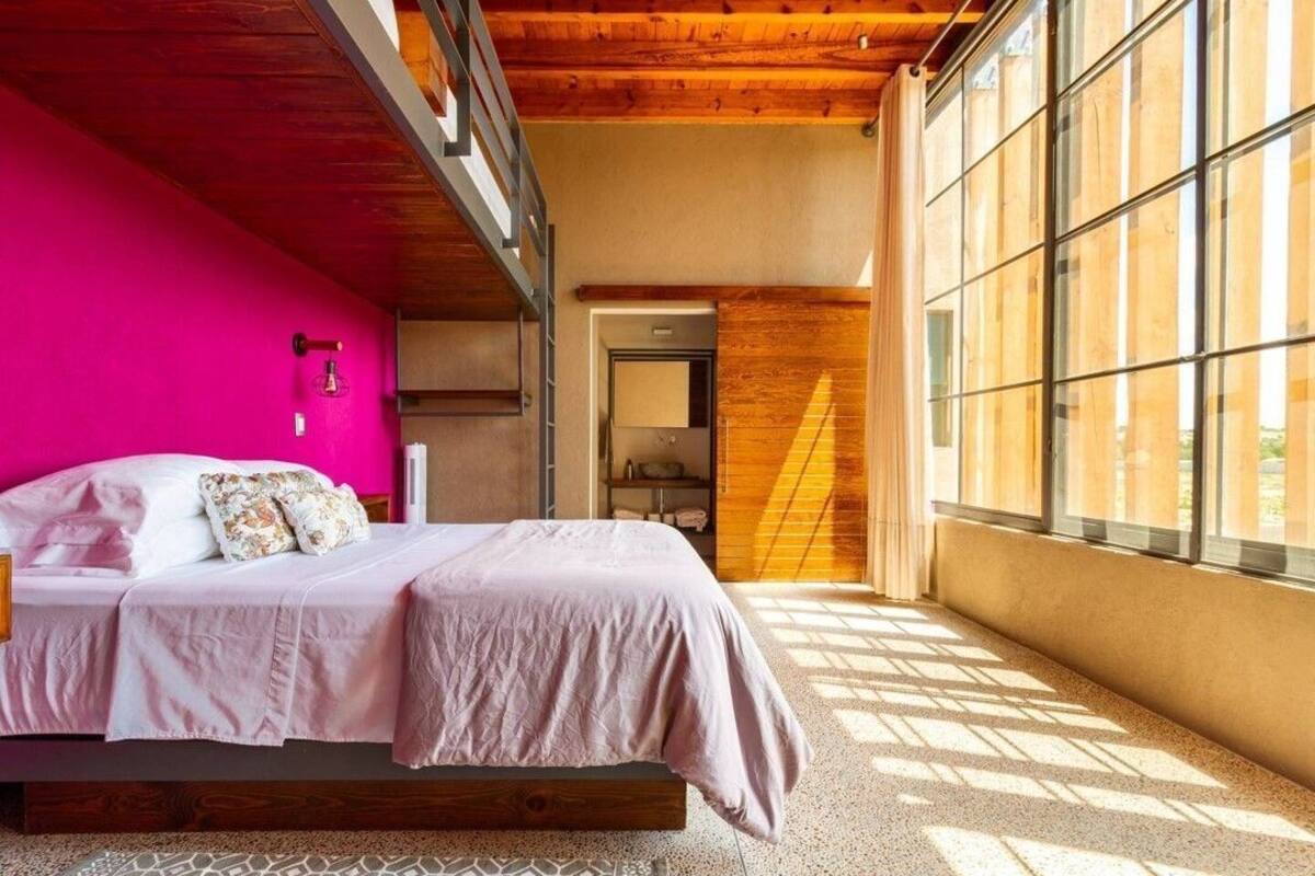 Roupas de cama premium, edredons de pluma, Wi-Fi de cortesia
