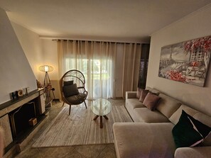 Apartment, 1 Bedroom, Smoking, Fireplace | Living room