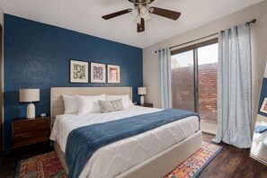 3 habitaciones, escritorio y tabla de planchar con plancha 