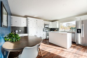 Fridge, microwave, oven, stovetop - Family Home with Private Hot Tub (Oklahoma City)