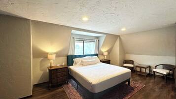 3 habitaciones, escritorio y tabla de planchar con plancha