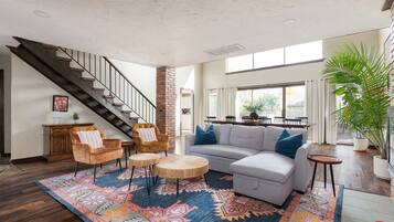 Fernseher, Kamin, Bücher, Arbeitsbereiche