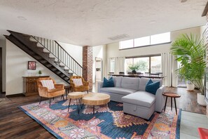 تلفزيون، مدفأة، كُتُب، مكتب