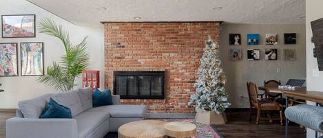 TV, caminetto, libri, studio