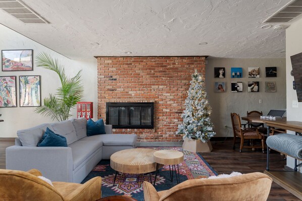 Televisión, chimenea, libros y oficina 