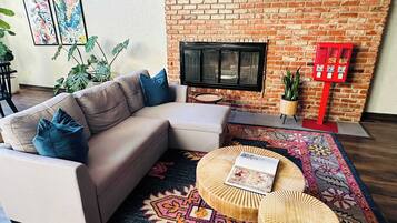 Fernseher, Kamin, Bücher, Arbeitsbereiche