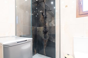 Apartamento, 2 habitaciones | Baño | Ducha, cabezal de ducha tipo lluvia, secador de pelo y zapatillas
