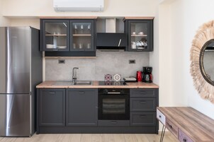 Refrigerador, horno, cafetera expreso, tetera/pava eléctrica