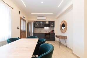 Apartamento, 2 quartos | Cozinha privada | Geladeira, fogão, chaleira elétrica