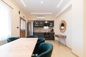 Apartamento, 2 habitaciones | Cocina privada | Frigorífico, horno, máquina de café espresso y hervidor eléctrico