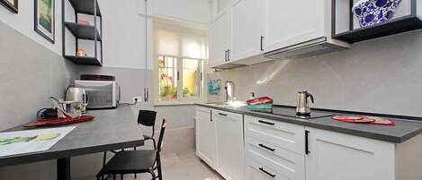 Jääkaappi, mikroaaltouuni, liesi, astianpesukone