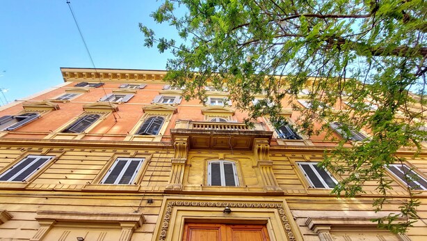 A building with a large wooden door and a sign that reads "TEONORETE." - 4BNB - Leone IV Apartment (Rome)