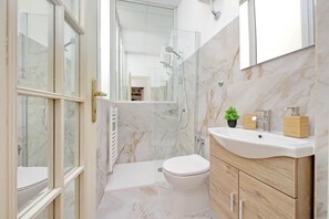 Shower, jetted bath, hair dryer, bidet - 4BNB - Lungaretta Jacuzzi Apartment (Rome)