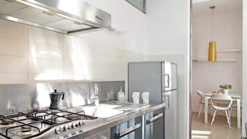 Frigorifero, microonde, forno, piano cottura