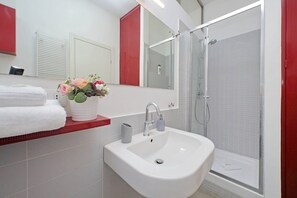 Doccia, asciugacapelli, bidet, asciugamani