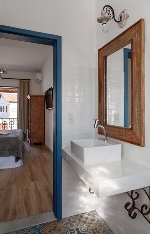 Standard Room, City View | Bathroom | Shower, rainfall showerhead, designer toiletries, hair dryer - Pousada Casa da Tuta  (Tiradentes)