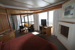 Desk, blackout drapes, soundproofing, iron/ironing board - Hotel Piscis (Malargüe)