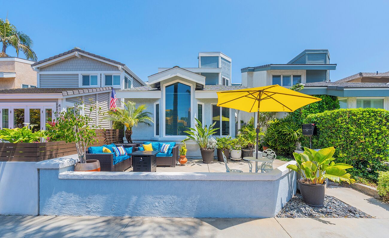 NEW LISTING !! Beautiful Downtown HB / Updated / New Furniture and Appliances