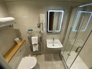 Dusche, Haartrockner, Handtücher, Seife